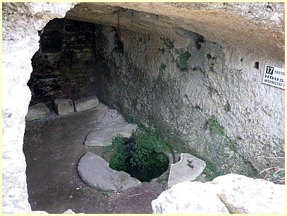 in Felsen geschlagene Wohnstätte mit Korngruben - Fort de Buoux