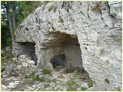 in Felsen geschlagene Wohnstätte - Fort de Buoux