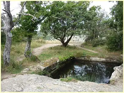 ehemals gewölbte Zisterne - Fort de Buoux