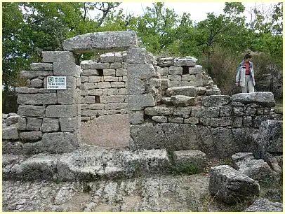 Zisternenhaus mit doppelten Silos - Fort de Buoux