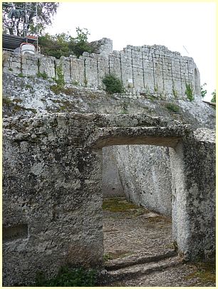 Tor zur Verteidigungsanlage - Fort de Buoux
