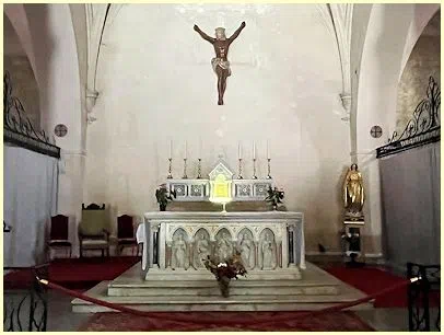 Fontvieille - Hochaltar Kirche Saint-Pierre-ès-Liens