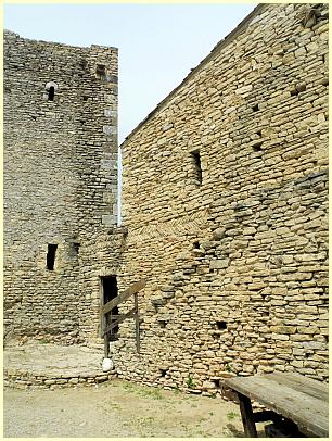 Burg Forteresse de Mornas - restaurierte Häuser