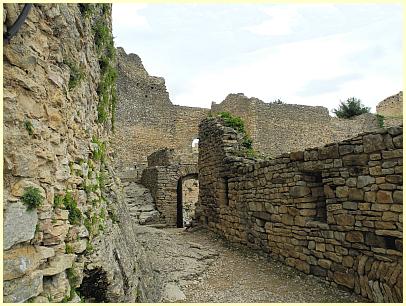 Burg Forteresse de Mornas - restauriertes Tor und Barbakane