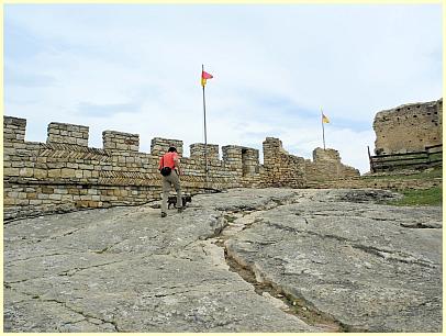 Burg Forteresse de Mornas - mit Zinnen bewehrte Mauer