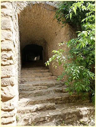 La Roque-sur-Cèze - gewölbter Aufgang zum Château