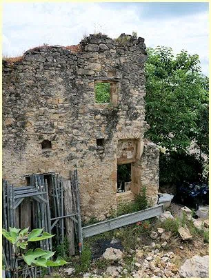 La Roque-sur-Cèze - Ruinen der Burg