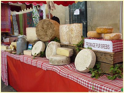 Markt in der Provence - Wurstwaren und Tapenade