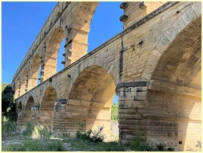 Pont du Gard, hervorstehende Steine für Baugerüste