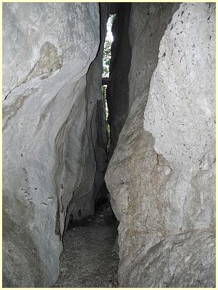 Wanderweg zwischen 40 Meter hohen Felsen - Schlucht Gorges du Régalon