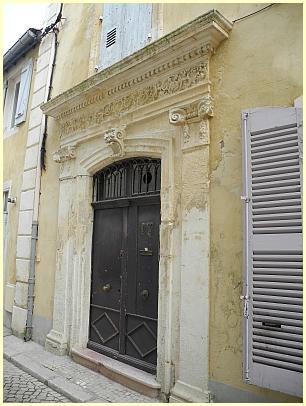 Tarascon - Portal mit toskanischen Säulen und Fries