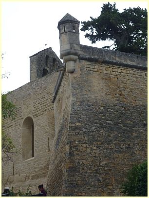 Ansouis - Stadtmauer (Rempart) und Kirche Saint-Martin d'Ansouis