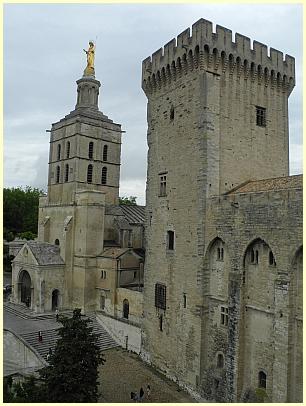Turm (Tour) Trouillas und Kathedrale Notre-Dame des Doms d'Avignon