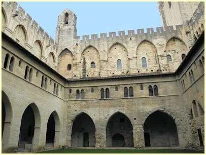 Kreuzgang (Cloître) im Papstpalast Avignon