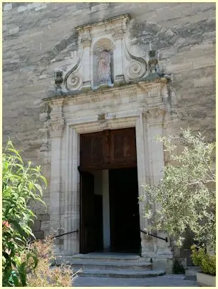 Eingangsportal der Kirche