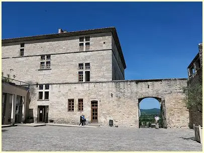 ehemaliges Wohnhaus mit Innenhof