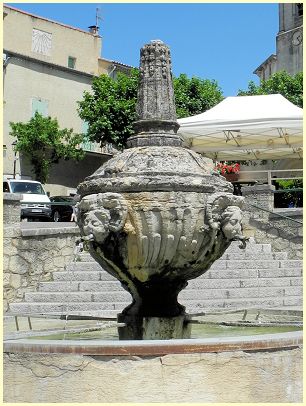 Brunnen Fontaine à Mascarons - Beaumes-de-Venise