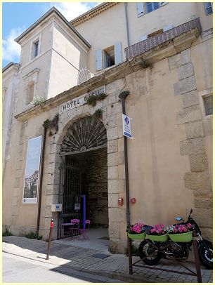 Bonnieux - Le Castellas - Portail des Chèvres (Porte du Castellas) mit Stadtmauer
