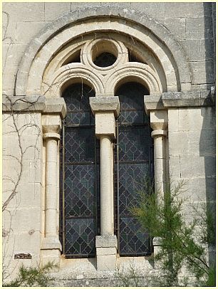 Bonnieux - Arkadenbögen der Kirchenfenster  - neue Kirche