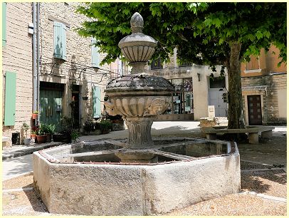 Caromb Brunnen Place du Château