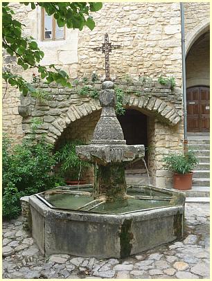 Crestet - achteckiger Brunnen