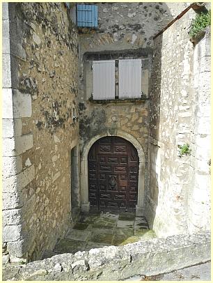Eingangstür mit Holzschnitzereien Ölmühle (moulin à huile)