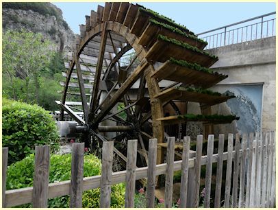 Fontaine-de-Vaucluse - Wassermühlenrad Papiermühle Vallis Clausa
