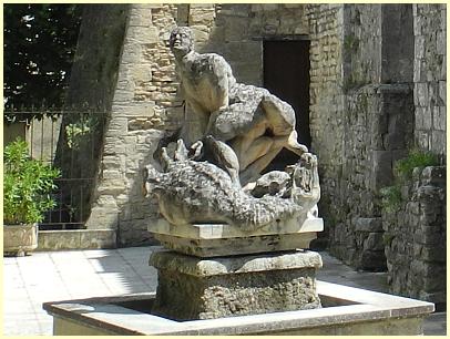 Fontaine-de-Vaucluse - Skulptur Saint Véran besiegt den Drachen Coulobre