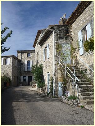 Straße und typische Häuser in La Garde-Adhémar