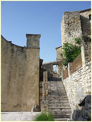 Treppenaufgang zur Burg Château de Gigondas