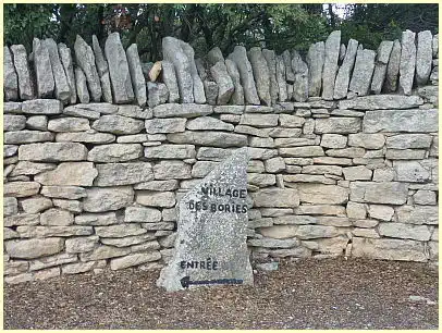 Dorf Village des Bories Trockensteinmauer am Eingang