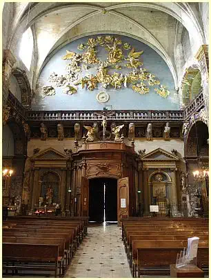 L'Isle-sur-la-Sorgue - Eingangstür mit Relief der Himmelfahrt Notre-Dame-des-Anges