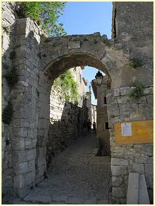 Portail des Chèvres - Tour ronde - Lacoste