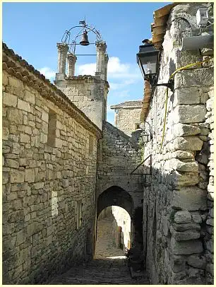 Portail und Glockenturm (Beffroi) - Lacoste