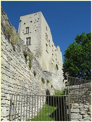 wieder aufgebautes Château de Lacoste