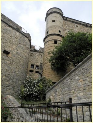runder Turm Wohntrakt Schloss Château du Barroux