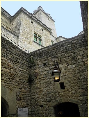 Eingang und Donjon Schloss Château du Barroux