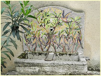 Brunnen aus Mosaiksteinen Le Barroux