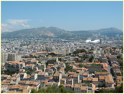 Marseille mit Fußballstadion Stade Velodrome und Massif de Marseilleveyre