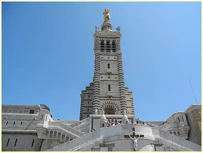 Basilika (Basilique) Notre-Dame de la Garde mit Festungsmauer