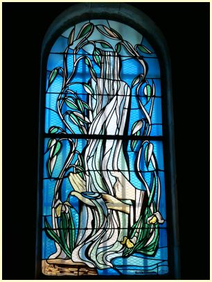 Maussane-les-Alpilles - buntes Glasfenster Kirche Sainte-Croix