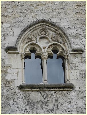 Oppède-le-Vieux - gotisches Fenster mit Arkadenbögen auf drei Säulen