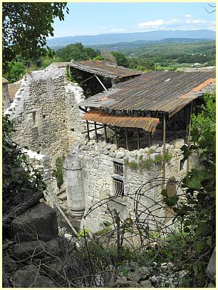 Oppède-le-Vieux - Rest der Befestigungsanlage mit Turm