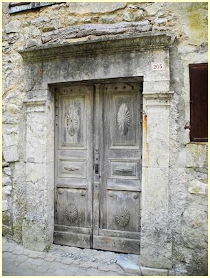 alte Holztür mit Intarsien Orpierre