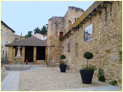 Markthalle, Stadtmauer, Fontaine du Cormoran - Pernes-les-Fontaines