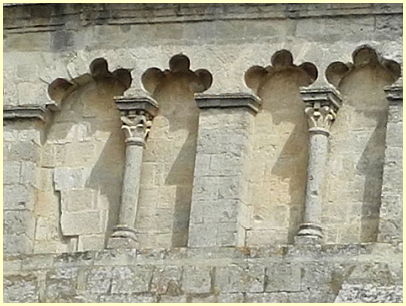 romanische Arkaden Kirche Notre-Dame-de-Pitié - Saignon