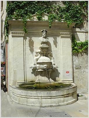Saint-Rémy-de-Provence - Fontaine und Buste Nostradamus