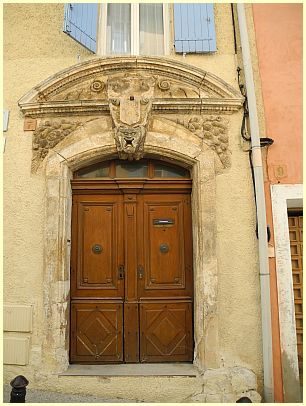 historische Tür des Maison Silvestre - Saint-Saturnin-lès-Apt