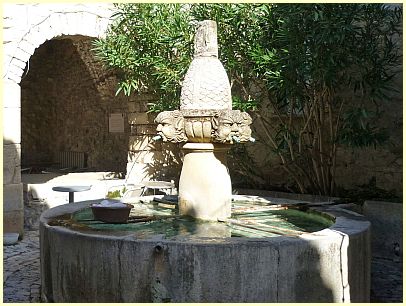 Séguret - Fontaine des Mascarons