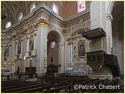Sospel - Kanzel und Seitenschiff Kathedrale Saint-Michel